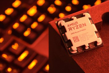 UKRAINE, KHARKIV, NOVEMBER 14, 2022: Bir AMD Ryzen 9 3900X işlemcisinin arka planda arka planda klavye bulunan bir paket kutusundaki yakın çekimi.