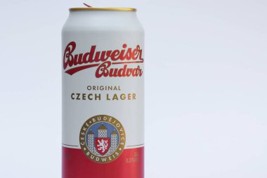 Hafif arka planda bir kutu Budweiser birası. Çek Budweiser.