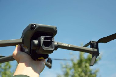 Kharkiv, Ukrayna - 12 Eylül 2022: Mavi gökyüzü arka planında yeni bir DJI Mavic 3 uçağı.