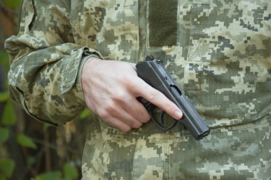 Kharkiv, Ukrayna - 18 Ekim 2022: Bir Ukraynalı asker bir Makarov tabancası tutuyor. Ukrayna 'da Savaş.