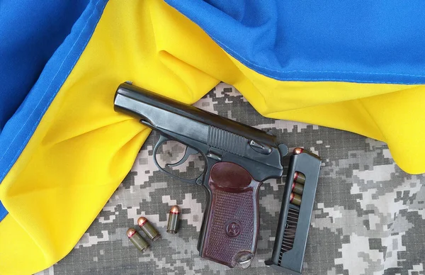 Eine Makarow Pistole Mit Patronen Vor Dem Hintergrund Eines Militärischen — Stockfoto