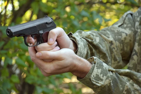 stock image Kharkiv, Ukraine - October 18, 2022: A Ukrainian military man is holding a Makarov pistol. War in Ukraine.