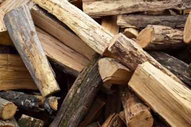 Bir sürü doğranmış meşe odunu. Doğal arka plan. Kış için hasat, ısınma mevsimi..