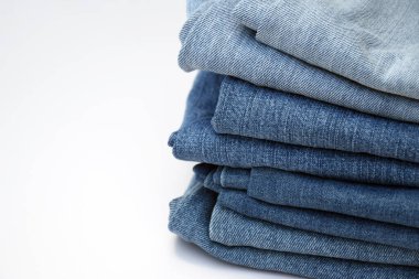 Bir sürü kot pantolon var. Denim geçmişi. Satın alma, satma, alışveriş ve modaya uygun modern kıyafetler.