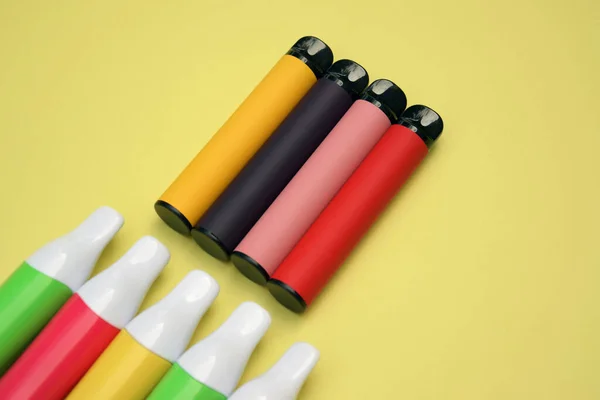 Set Mehrfarbiger Elektronischer Einwegzigaretten Auf Leuchtend Gelbem Hintergrund Das Konzept — Stockfoto