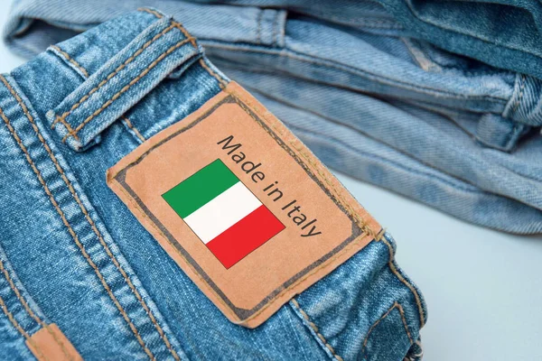 蓝色牛仔裤的细节 标签和意大利制造的字母 购物和时髦的现代服装的概念 — 图库照片