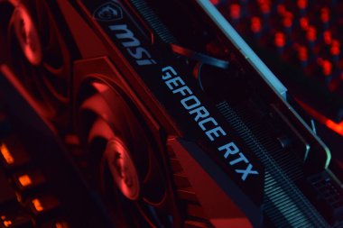 UKRAINE, KHARKIV, Kasım 14, 2022: MSI Geforce RTX 3090 Ti oyun X Trio grafik kartı, koyu arkaplan. PC ya da madencilik platformu kurmak için donanım bileşenleri.