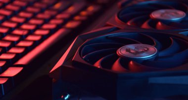 UKRAINE, KHARKIV, Kasım 14, 2022: MSI Geforce RTX 3090 Ti oyun X Trio grafik kartı, koyu arkaplan. PC ya da madencilik platformu kurmak için donanım bileşenleri.