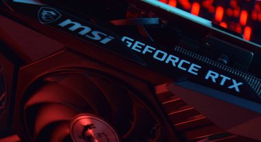 UKRAINE, KHARKIV, Kasım 14, 2022: MSI Geforce RTX 3090 Ti oyun X Trio grafik kartı, koyu arkaplan. PC ya da madencilik platformu kurmak için donanım bileşenleri.