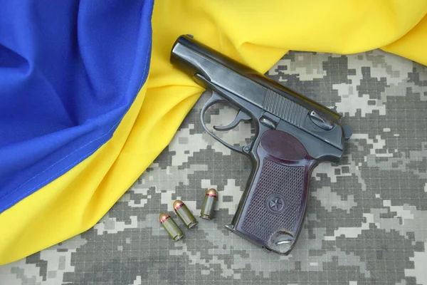 Una Pistola Makarov Con Cartucce Sullo Sfondo Pixel Militare Mimetico — Foto Stock