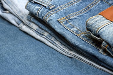 Bir sürü kot pantolon var. Denim geçmişi. Satın alma, satma, alışveriş ve modaya uygun modern kıyafetler.