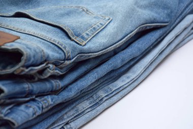Bir sürü kot pantolon var. Denim geçmişi. Satın alma, satma, alışveriş ve modaya uygun modern kıyafetler.