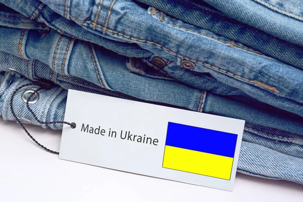 蓝色牛仔裤的细节 标签和乌克兰制造的字母 购物和时髦的现代服装的概念 — 图库照片