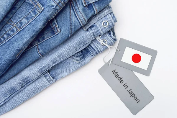Szczegóły Niebieskich Dżinsów Etykiety Napisów Made Japan Koncepcja Zakupu Sprzedaży — Zdjęcie stockowe