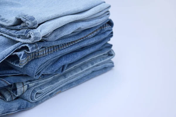 スタック内のジーンズパンツの多く デニムの背景 ショッピング 流行の現代的な服の概念 — ストック写真