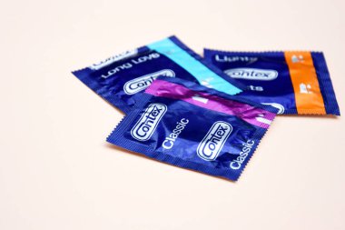 KHARKIV, UKRAINE - 16 Ekim 2021: Fildişi arka planda Contex prezervatifi. Contex, Reckitt Benckiser 'a ait bir prezervatif markasıdır. Cinsel koruma kavramı.