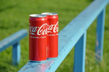 Kharkiv, Ukrayna - 18 Eylül 2022: iki kutu Coca-Cola soda. Coca-Cola, Coca-Cola Company tarafından üretilen dünyaca ünlü alkolsüz karbonatlı içecek..