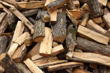 Bir sürü doğranmış meşe odunu. Doğal arka plan. Kış için hasat, ısınma mevsimi..