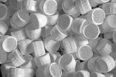 Fabrikada plastik şişeli üretim hattı taşıyıcısı. İlaç endüstrisi..