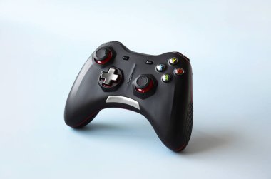 Açık mavi arka planda iki oyun kumandası. Minimalizm. Oyun, akış ve esport kavramı.