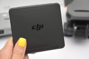 Kharkiv, Ukrayna - 12 Eylül 2022: Hafif arka planda yeni bir DJI Mavic 3 İHA.