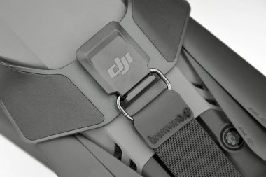 Kharkiv, Ukrayna - 12 Eylül 2022: Hafif arka planda yeni bir DJI Mavic 3 İHA.