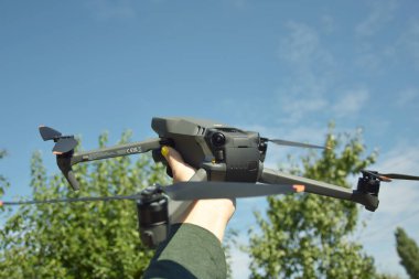 Kharkiv, Ukrayna - 12 Eylül 2022: Mavi gökyüzü arka planında yeni bir DJI Mavic 3 uçağı.