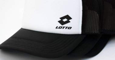 Kharkiv, Ukrayna - 18 Temmuz 2022: Loto logolu spor şapkası. Lotto İtalyan bir üretici ve spor kıyafetleri tedarikçisi..