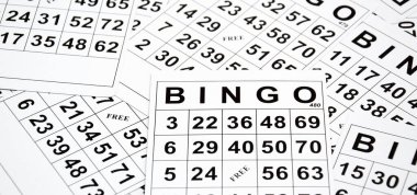 Hafif bir arka planda bir bingo ya da loto oyunu için çok kart var. Rus Lotosu dünya çapında klasik bingo oyunuyla aynı kurallara sahiptir..