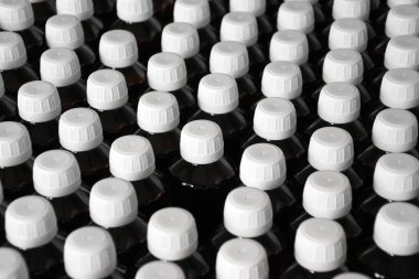 Fabrikada plastik şişeli üretim hattı taşıyıcısı. İlaç endüstrisi..