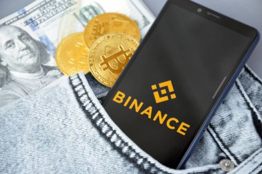Kharkiv, Ukrayna - 7 Ekim 2022: Bitcoin şifreli akıllı telefon ekranında binance logosu. Binance bir kripto döviz servisidir..