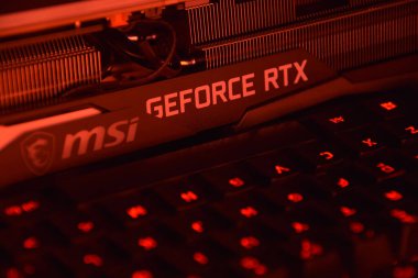 UKRAINE, KHARKIV, Kasım 14, 2022: MSI Geforce RTX 3090 Ti oyun X Trio grafik kartı, koyu arkaplan. PC ya da madencilik platformu kurmak için donanım bileşenleri.