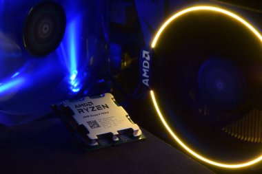 UKRAINE, KHARKIV, NOVEMBER 14, 2022: Bir AMD Ryzen 9 3900X işlemcisine yakın plan.