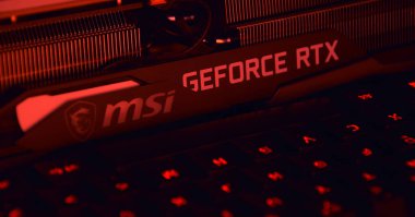 UKRAINE, KHARKIV, Kasım 14, 2022: MSI Geforce RTX 3090 Ti oyun X Trio grafik kartı, koyu arkaplan. PC ya da madencilik platformu kurmak için donanım bileşenleri.