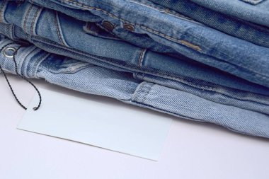 Bir sürü kot pantolon var. Denim geçmişi. Satın alma, satma, alışveriş ve modaya uygun modern kıyafetler.