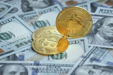 Kharkiv, Ukrayna - 7 Ekim 2022: ABD Doları ve Dijital para Bitcoin bir araya geldi. Dijital para kavramı dolar gibi büyük para birimlerinde bir rakip haline geliyor.