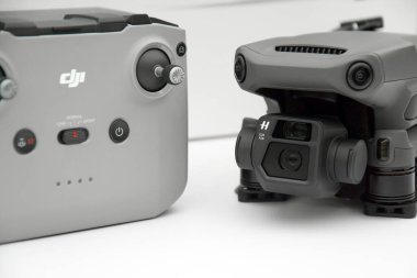 Kharkiv, Ukrayna - 12 Eylül 2022: Hafif arka planda yeni bir DJI Mavic 3 İHA.