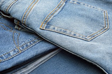 Bir sürü kot pantolon var. Denim geçmişi. Satın alma, satma, alışveriş ve modaya uygun modern kıyafetler.