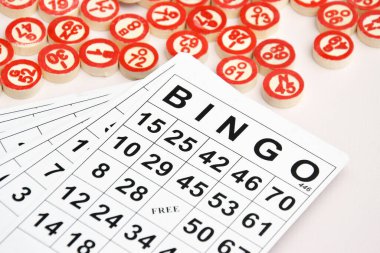 Masa başı bingo ya da loto oynamak için arka planda numaraları ve kartları olan bir sürü tahta fiş. Rus Lotosu 'nun dünya çapında klasik bingo oyunlarına benzer kuralları vardır..