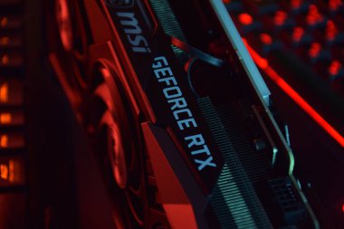 UKRAINE, KHARKIV, Kasım 14, 2022: MSI Geforce RTX 3090 Ti oyun X Trio grafik kartı, koyu arkaplan. PC ya da madencilik platformu kurmak için donanım bileşenleri.