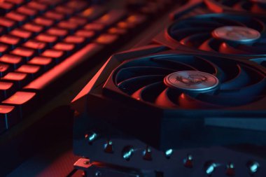 UKRAINE, KHARKIV, Kasım 14, 2022: MSI Geforce RTX 3090 Ti oyun X Trio grafik kartı, koyu arkaplan. PC ya da madencilik platformu kurmak için donanım bileşenleri.