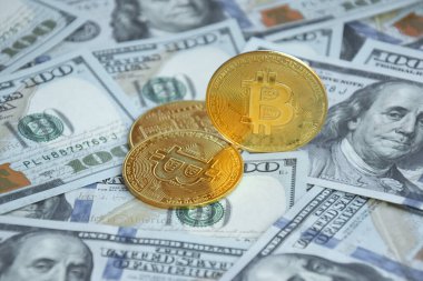 Kharkiv, Ukrayna - 7 Ekim 2022: ABD Doları ve Dijital para Bitcoin bir araya geldi. Dijital para kavramı dolar gibi büyük para birimlerinde bir rakip haline geliyor.