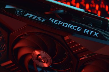 UKRAINE, KHARKIV, Kasım 14, 2022: MSI Geforce RTX 3090 Ti oyun X Trio grafik kartı, koyu arkaplan. PC ya da madencilik platformu kurmak için donanım bileşenleri.