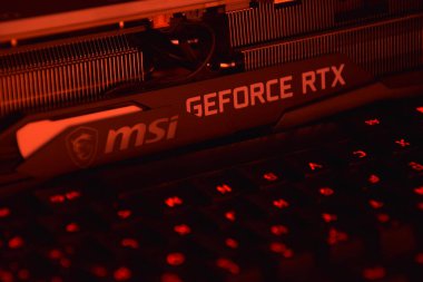 UKRAINE, KHARKIV, Kasım 14, 2022: MSI Geforce RTX 3090 Ti oyun X Trio grafik kartı, koyu arkaplan. PC ya da madencilik platformu kurmak için donanım bileşenleri.