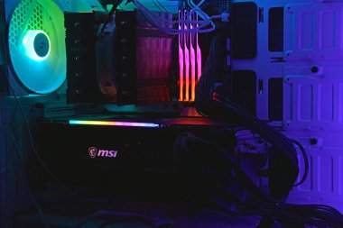 UKRAINE, KHARKIV, 29 Aralık 2022: 4. nesil işlemci üzerinde yeni bir modern bilgisayar monte edildi. Ryzen 9, Asus, AMD, Nvidia, Strix ve RTX.