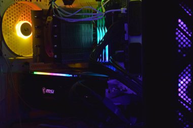 UKRAINE, KHARKIV, 29 Aralık 2022: 4. nesil işlemci üzerinde yeni bir modern bilgisayar monte edildi. Ryzen 9, Asus, AMD, Nvidia, Strix ve RTX.