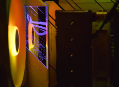 UKRAINE, KHARKIV, 29 Aralık 2022: 4. nesil işlemci üzerinde yeni bir modern bilgisayar monte edildi. Ryzen 9, Asus, AMD, Nvidia, Strix ve RTX