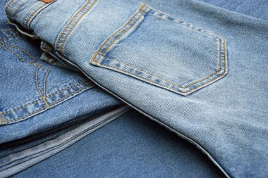 Bir sürü kot pantolon var. Denim geçmişi. Satın alma, satma, alışveriş ve modaya uygun modern kıyafetler.