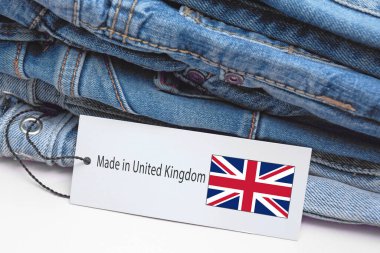 Kot pantolonun, etiketin ve Birleşik Krallık harflerinin ayrıntıları. Satın alma, satma, alışveriş ve modaya uygun modern kıyafetler.