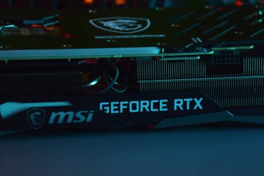 UKRAINE, KHARKIV, Kasım 14, 2022: MSI Geforce RTX 3090 Ti oyun X Trio grafik kartı, koyu arkaplan. PC ya da madencilik platformu kurmak için donanım bileşenleri.
